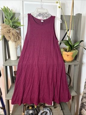 Old Navy Sleeveless Scoop Midi Dress in Wine